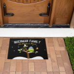 Felpudo Hanukkah Menorah personalizada enciende la noche<br><div class="desc">Saluda a tus huéspedes y comparte tus mejores deseos con la familia y amigos con esta linda y colorida lechuza Hanukkah y Menorah en una alfombra de árbol de nieve. ¡Totalmente divertido! Enciende la noche y haz sonreír a todos. Todo el texto puede cambiarse o eliminarse fácilmente. ¿Necesita ayuda con...</div>