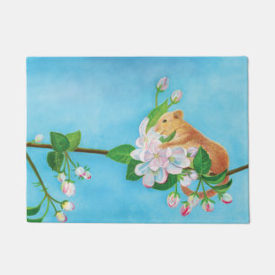 Felpudo Hazel Dormouse en una rama floreciente