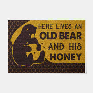 Felpudo Here Lives An Old Bear And His Honey