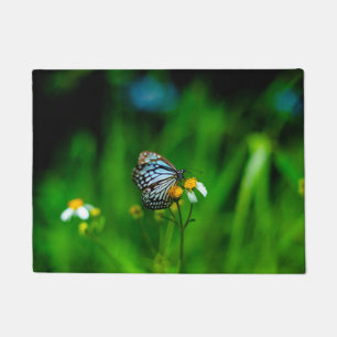 Felpudo Hermosa mariposa en una flor