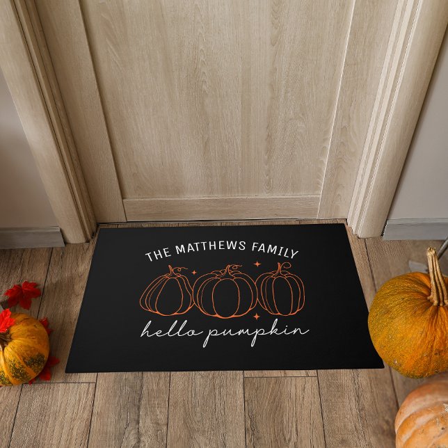 Felpudo Hola Nombre de familia de Personalizado de calabaz (A festive fall indoor or outdoor custom name doormat to welcome guests or trick-or-treaters!)