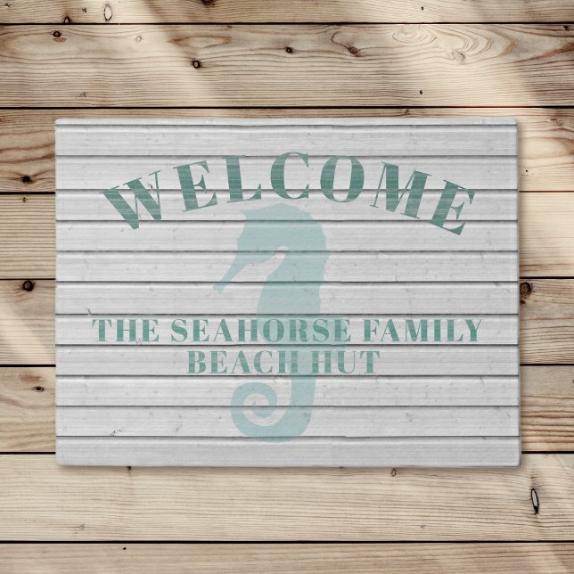 Felpudo Hut Doormat de playa rustica encalada (Welcome to your seahorse beach hut doormat with your family name)