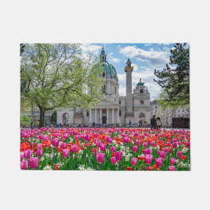 Felpudo Iglesia de San Carlos en primavera en Viena, Austr