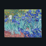 Felpudo Irises Vincent van Gogh<br><div class="desc">Irises (1889) Vincent van Gogh. Un bonito paisaje veraniego. En un jardín verde florecen los iris azules en un lecho de flores. Reproducción de obras famosas de imágenes artísticas de dominio público.</div>