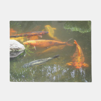 Felpudo Koi en el estanque