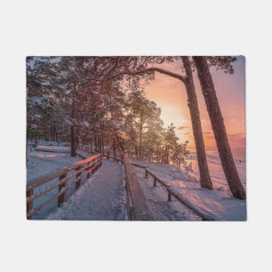 Felpudo La puesta de sol del invierno en un bosque de pino