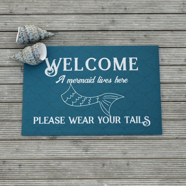Felpudo La Sirena Vive Aquí Divertida Verde azulada Doorma (Welcome! You must wear your tails when you visit. A fun mermaid themed doormat just for you)