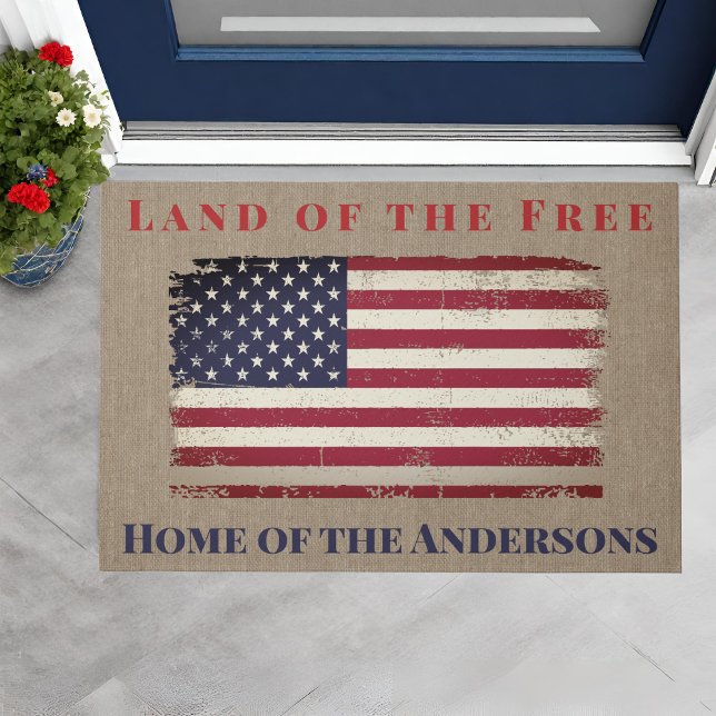 Felpudo La tierra de la bandera norteamericana libre es pe (Land of the Free American Flag Personalized Doormat. Just addd your family name!)