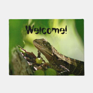 Felpudo Lagarto australiano que oculta entre las hojas,
