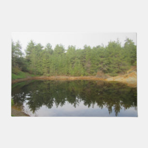 Felpudo Lago de reflexión de árbol de pino