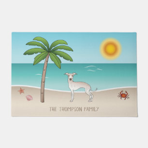 Felpudo Lebrel italiano crema en la playa de verano tropic