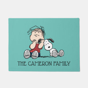 Felpudo Linus consolado con el oído de Snoopy