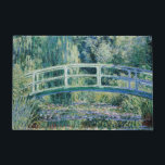 Felpudo Los lirios de agua y el puente japonés por Monet<br><div class="desc">Imagina hacer que tu visitante se sienta como en casa con este hermoso felpudo que es a la vez acogedor y personalizado. Una forma magnífica de decorar las puertas, el cuarto de baño o las puertas para los niños. Perfecto para artesanos americanos, estilo rancho, cabaña, colonial, cabaña, playa, lago, casa...</div>