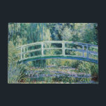 Felpudo Los lirios de agua y el puente japonés por Monet<br><div class="desc">Imagina hacer que tu visitante se sienta como en casa con este hermoso felpudo que es a la vez acogedor y personalizado. Una forma magnífica de decorar las puertas, el cuarto de baño o las puertas para los niños. Perfecto para artesanos americanos, estilo rancho, cabaña, colonial, cabaña, playa, lago, casa...</div>