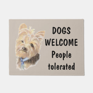 Felpudo Los perros dan la bienvenida a cita tolerada gente