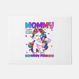 Felpudo Mamá de la niña princesa de cumpleaños haciendo fl