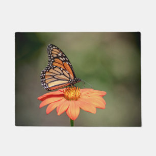 Felpudo Mariposa monarca en una flor naranja