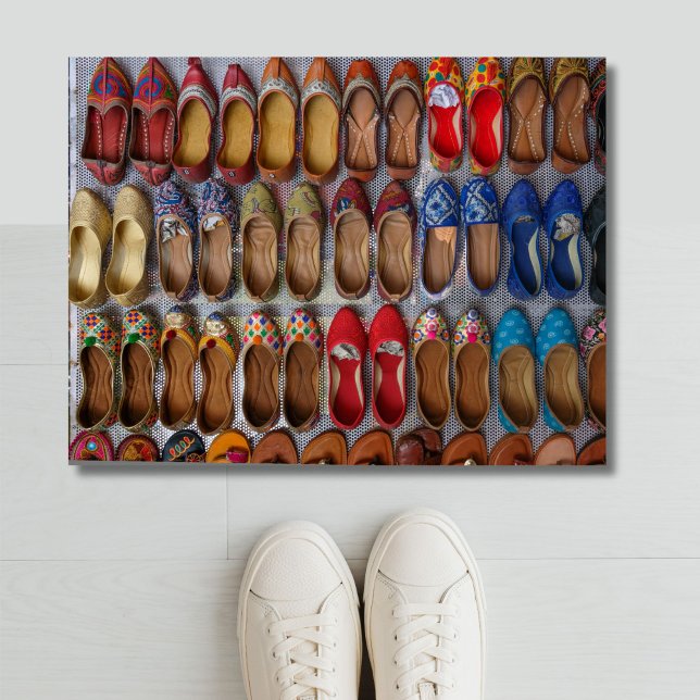 Felpudo Mat de la puerta de la imagen de los ZAPATOS FRÍOS (This fun doormat features rows and rows of shoes! A cool, colorful welcome.)