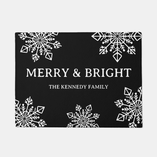 Felpudo Merry And Bright Family Name Black White Snowflake (Anverso)