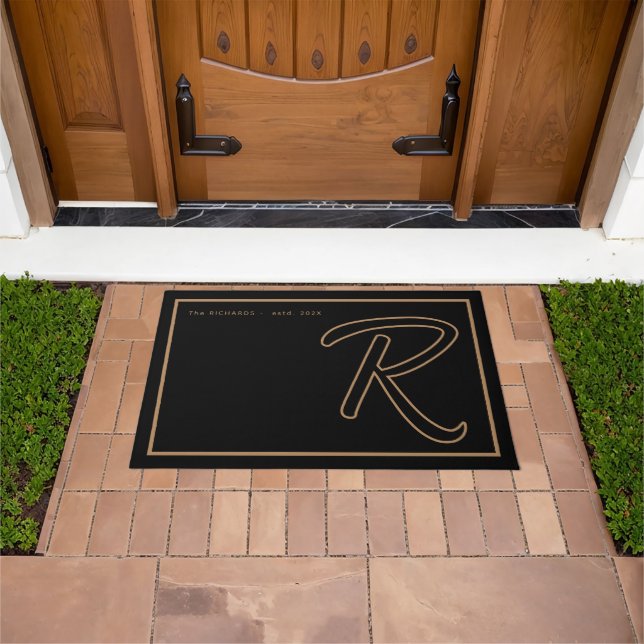 Felpudo Modern Black Gold Monogram Script Family Name (Exterior)