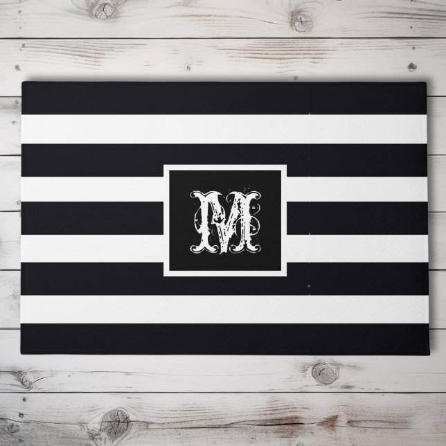 Felpudo Moderno Monogramado Inicial Elegante Blanco Negro (A classic, modern front doormat. Monogrammed initial on an elegant black & white striped background.)