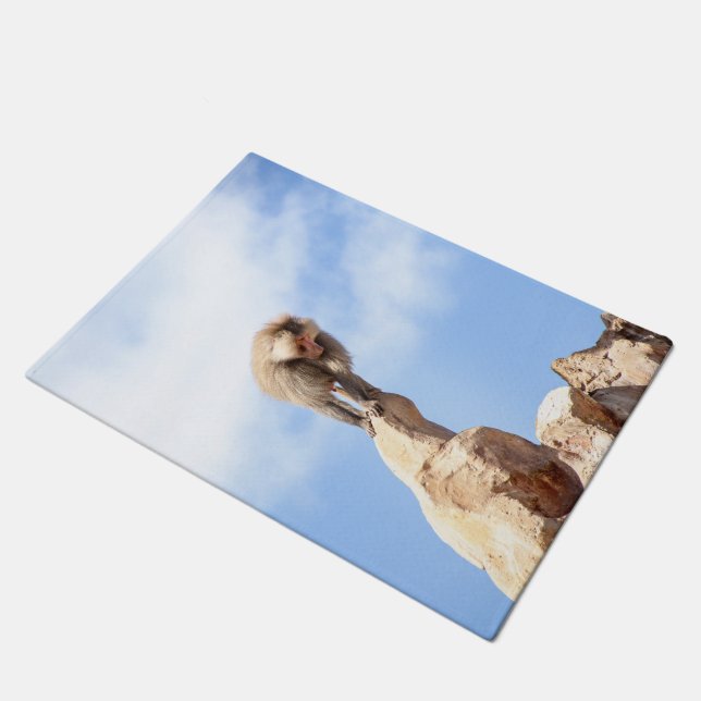 Felpudo Mono babuino en la cima de una montaña (Angular)