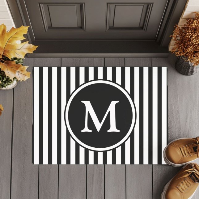 Felpudo Monograma Clásico De Rayas Blancas Y Negra (Classic Black And White Stripes Monogram Doormat)