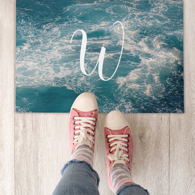 Felpudo Monograma de la capa marina de las olas blancas az (Caribbean Blue White Waves Seascape Monogram Doormat)
