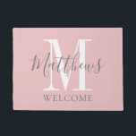 Felpudo Monograma moderno Rubor de gris rosado Boda de rec<br><div class="desc">Escritura personalizada, con letras a mano, diseño de monograma en negrita, blanco y gris con apellido de novia y novio y inicial en un fondo rosa rubor. Hace un regalo único y excelente para los recién casados. Genial para una nueva casa juntos. Personalizar con apellido, monograma inicial y colores. Elke...</div>