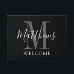 Felpudo Monograma negro moderno Nombre de recién casados B<br><div class="desc">Diseño moderno, con letras a mano, en negrita, en blanco y negro y en gris, con apellido de novia y novio y inicial en un fondo negro. Hace un regalo único y grandioso para recién casados. Excelente para una nueva casa juntos. Personalizar con apellido, monograma inicial y colores. Elke Clarke©...</div>