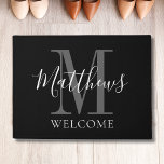 Felpudo Monograma negro moderno nombre recién casados Boda<br><div class="desc">Escritura personalizada, con letras a mano, audaz, diseño de monograma en blanco y negro y gris con apellido de novia y novio y inicial en un fondo negro. Hace un regalo único y excelente para los recién casados. Genial para una nueva casa juntos. Personalizar con apellido, monograma inicial y colores....</div>