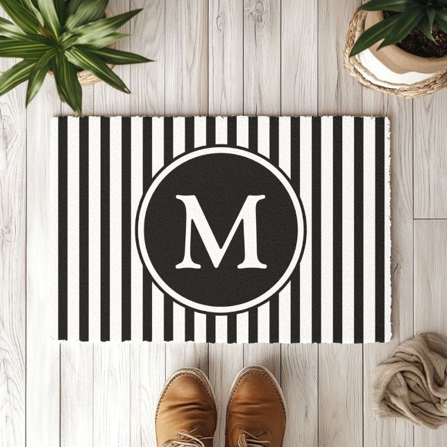 Felpudo Monograma Sobre Rayas Negra Y Blanca (Elegant Black And White Monogram Doormat)
