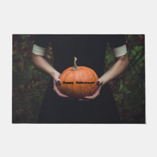 Felpudo Mujer sosteniendo una calabaza de Halloween