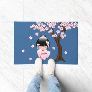 Felpudo Muñeca Kokeshi Kawaii de Kimono Rosa sobre Azul