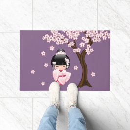 Felpudo Muñeca Kokeshi Kawaii de Kimono Rosa sobre Púrpura