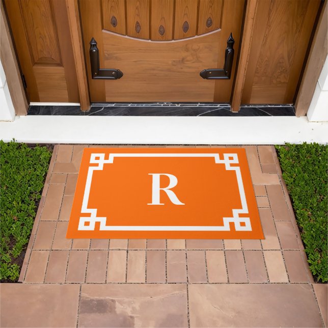 Felpudo Naranja brillante y monograma de la llave griega b (Exterior)