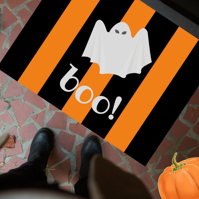 Felpudo Naranja de Halloween fantasma y franjas negras (This fun, festive "boo!" cute ghost + orange black stripes doormat adds personality to your doorstep)