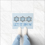 Felpudo Navidades de la nieve Hanukkah vacaciones de invie<br><div class="desc">La alfombra de bienvenida cuenta con un ilustracion de marca original de una galleta azucarera de copo de nieve, con LET IT SNOW en una fuente divertida. Perfecto para la decoración de Hanukkah y Navidades! Este diseño también está disponible en otros productos. En esta tienda también hay muchas impresiones de...</div>