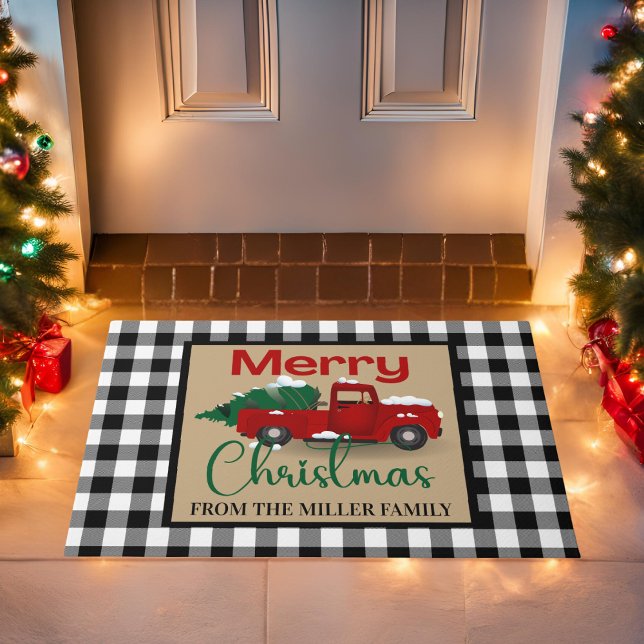 Felpudo Navidades del Personalizado de los camiones rojos  (Buffalo Plaid and Red Truck Personalized Christmas Doormat)