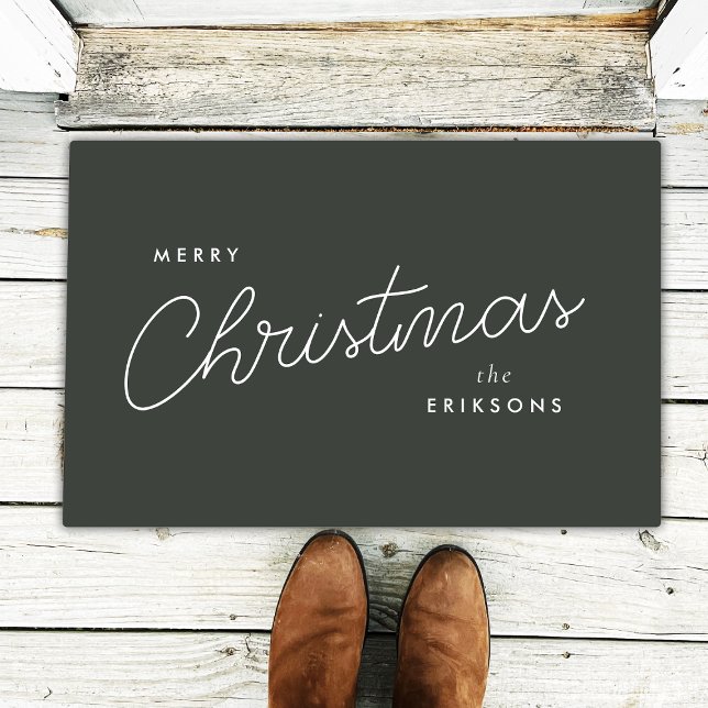 Felpudo Navidades modernos de moda | Dusky verde oscuro (Modern forest green Christmas doormat by Guava, featuring stylish white script & custom name option)