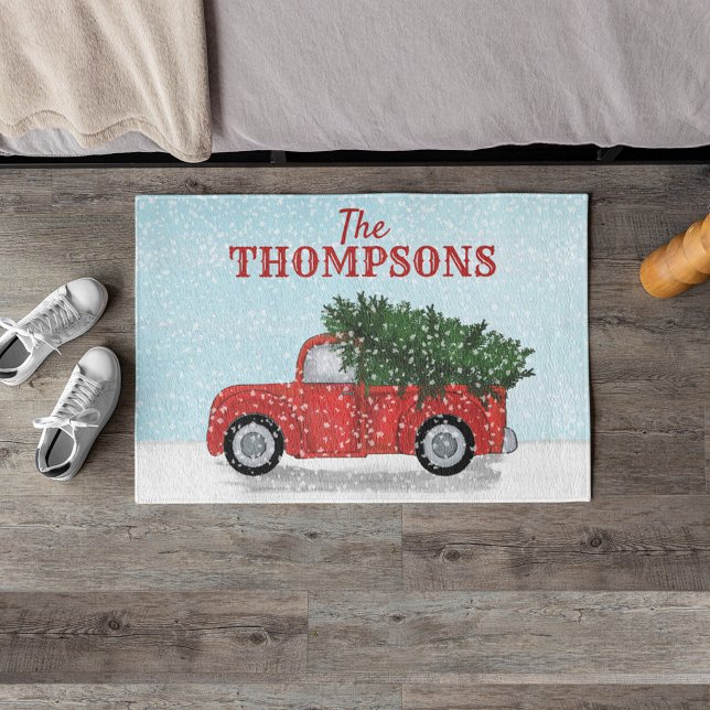 Felpudo Nieve personalizada de árbol de navidad de camión  (Christmas classic red truck holiday doormat with falling snowflakes and Christmas tree)