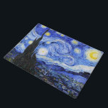 Felpudo Noche estrellada de Vincent Van Gogh<br><div class="desc">Pintura del óleo del maestro holandés Vincent Van Gogh (1853-1890) Probablemente su pintura más famosa, Van Gogh pintó "La noche estrellada" en 1889 de memoria mientras estaba en un asilo en Francia donde se registró para la depresión. La escena representa la vista desde la ventana de su habitación. En la...</div>