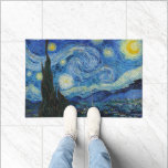 Felpudo Noche estrellada | Vincent Van Gogh<br><div class="desc">Noche estrellada (1889) del artista holandés Vincent Van Gogh. El arte original es un óleo sobre lienzo que representa un enérgico cielo nocturno post-impresionista en tonos morales de azul y amarillo. Utilice las herramientas de diseño para agregar texto personalizado o personalizar la imagen.</div>