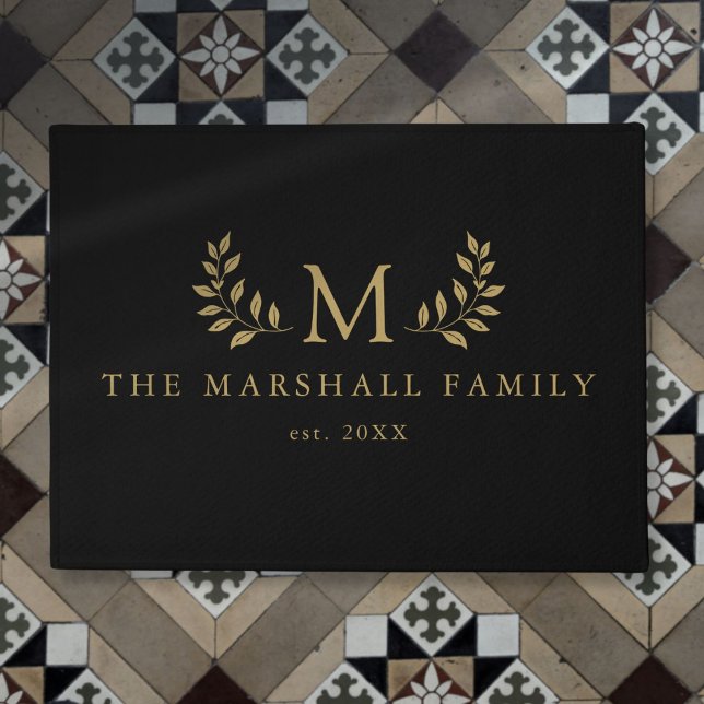 Felpudo Nombre De Familia De Monograma Floral Elegante De  (Black And Gold Elegant Floral Monogram Family Name Doormat)