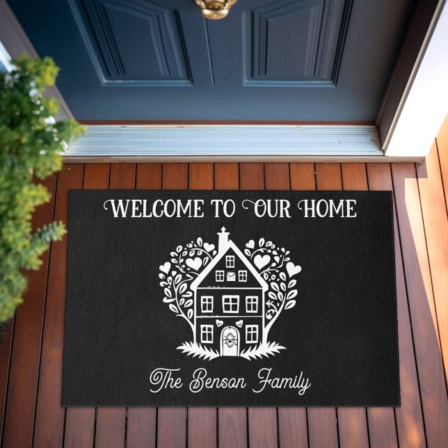 Felpudo Nombre de familia personalizado Bienvenido a nuest (Personalized Family Name Welcome to our Home Door Doormat Black)