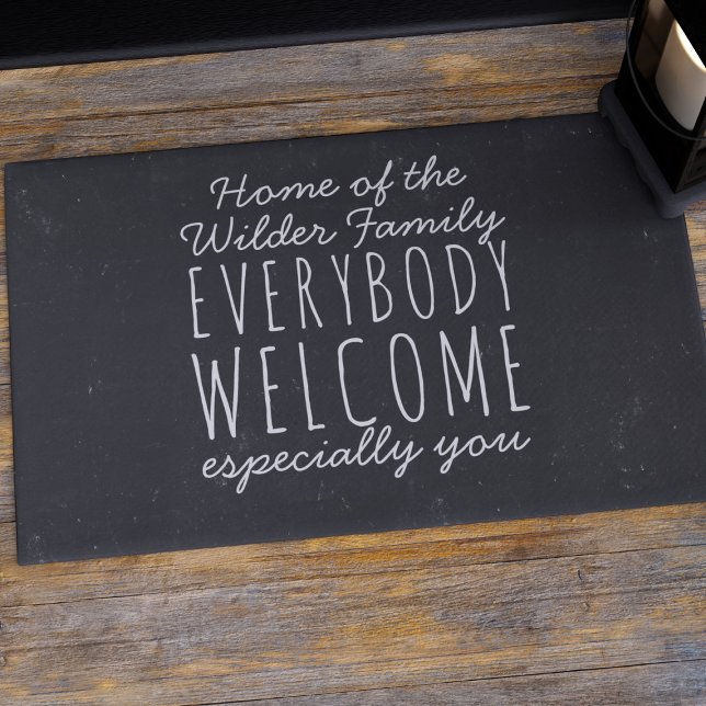 Felpudo Nombre de familia personalizado Doormat de bienven (Everybody is welcome at your door. Just add your family name to this rustic chalkboard vibe doormat)