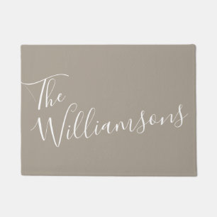 Felpudo Nombre de familia personalizado en Taupe Script Bi