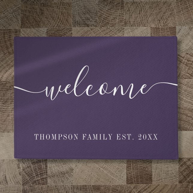 Felpudo Nombre de Familia Personalizado Púrpura Bienvenida (Personalized Family Name Purple Welcome Doormat)