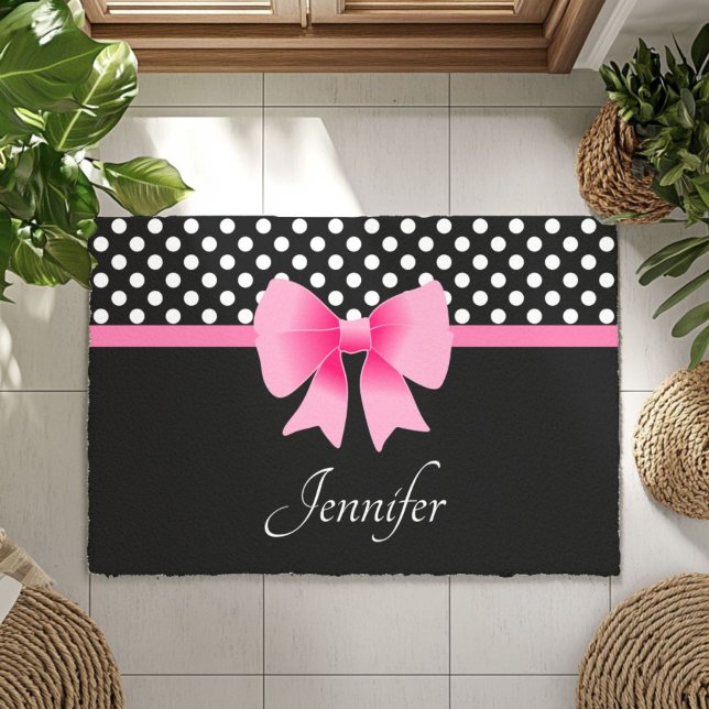 Felpudo Nombre de puntos de polka blanco y negro de cinta  (Pink Ribbon Black & White Polka Dots Name Doormat)