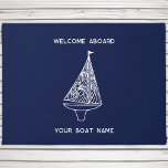 Felpudo Nombre del barco de vela a bordo<br><div class="desc">Añade tu nombre de barco a este moderno diseño de velero azul y blanco. Perfecto para un barco,  un lago o una casa de playa o para todo aquel que ame la vela. Arte original de Nic Squirrell.</div>